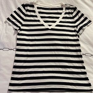 Gap women’s v-neck striped tee size M